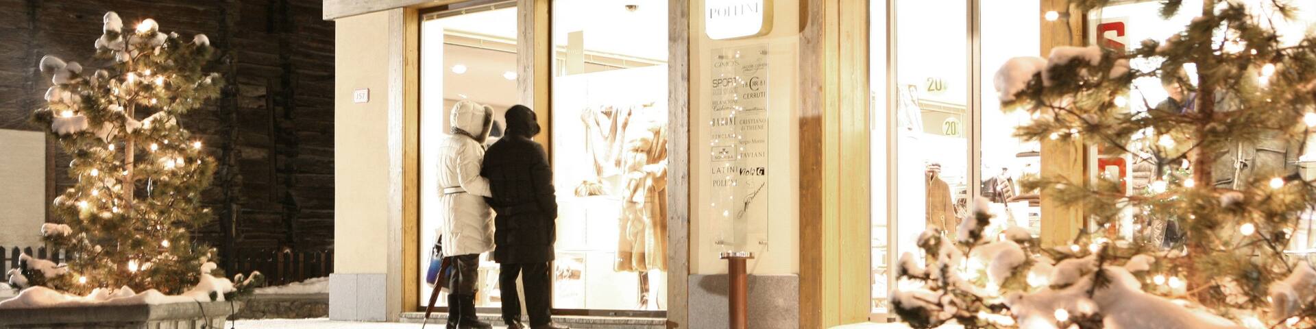 Livigno showing night scenes, snow and nightlife