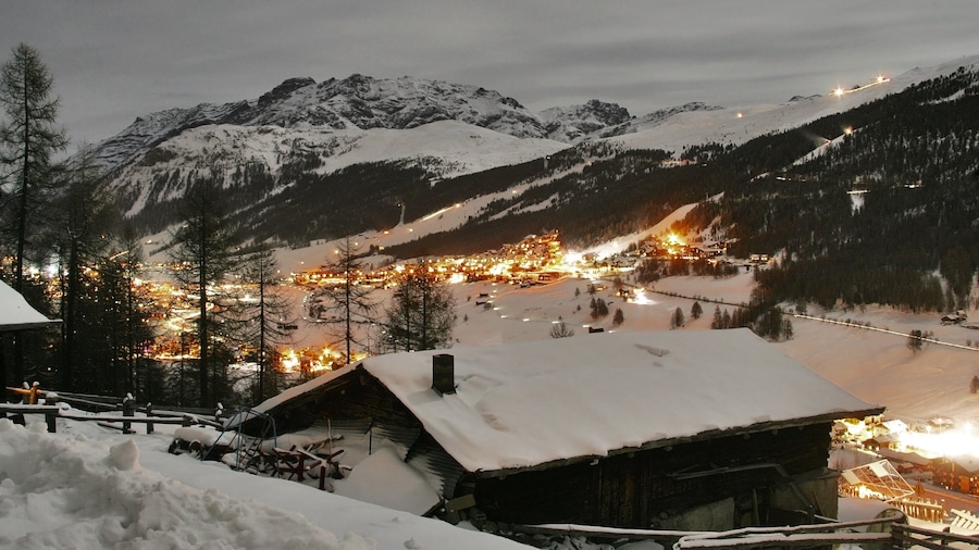 Livigno som omfatter bjerge, sne og natteliv