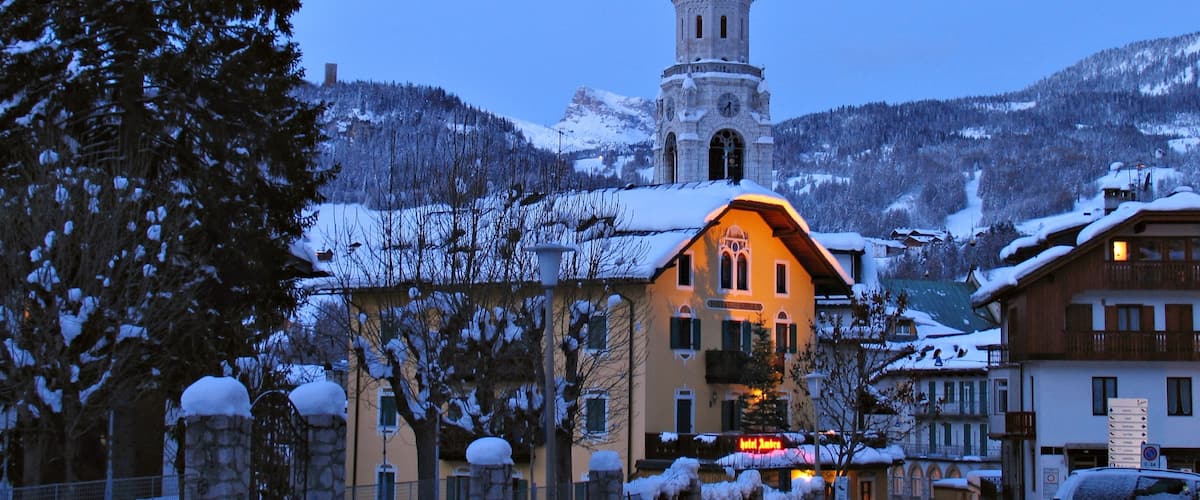 Cortina d\'Ampezzo que incluye una iglesia o catedral, nieve y patrimonio de arquitectura