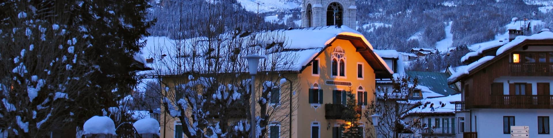 Cortina d\'Ampezzo showing snow, a hotel and a church or cathedral