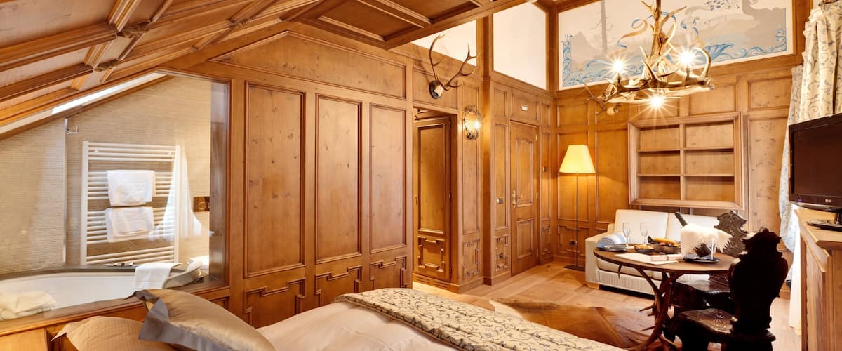 Cortina d\'Ampezzo showing interior views, a hotel and a luxury hotel or resort