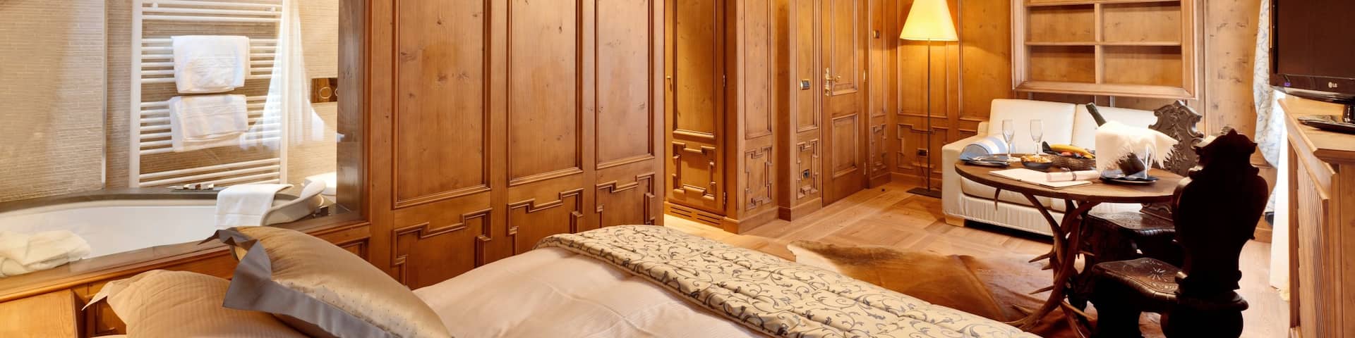 Cortina d\'Ampezzo showing interior views, a hotel and a luxury hotel or resort