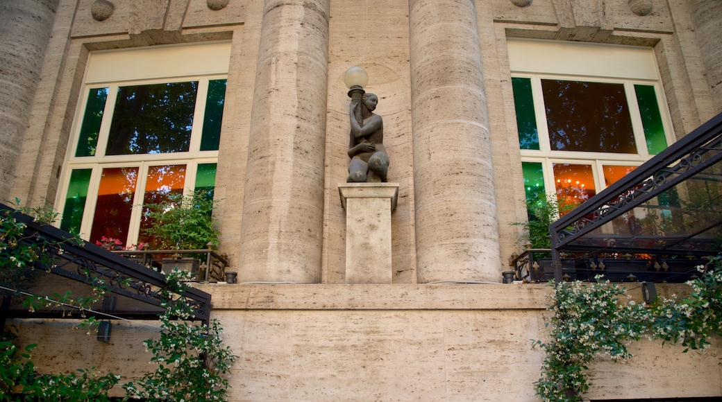 Via Veneto ofreciendo una estatua o escultura