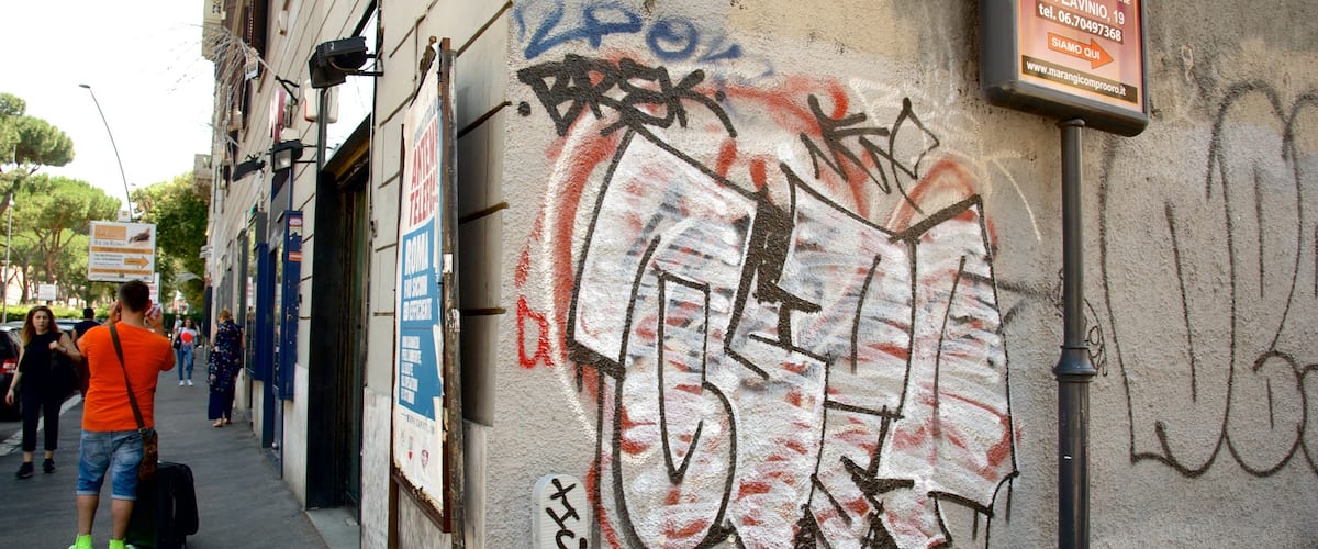 San Giovanni ofreciendo escenas urbanas, señalización y una ciudad