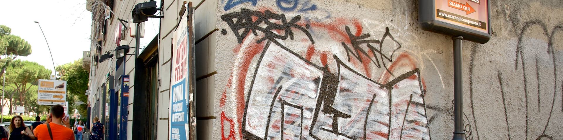 San Giovanni mettant en vedette signalisation, scènes de rue et ville