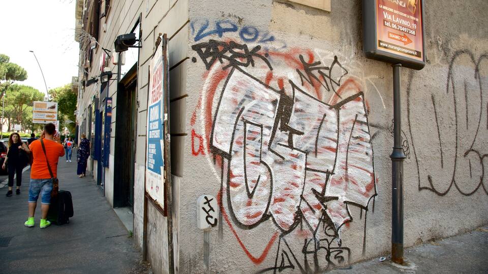 San Giovanni caracterizando sinalização, cenas de rua e uma cidade