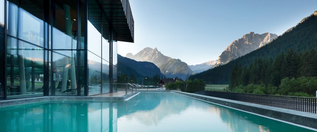Val di Fassa featuring luksushotelli tai lomakeskus ja allas
