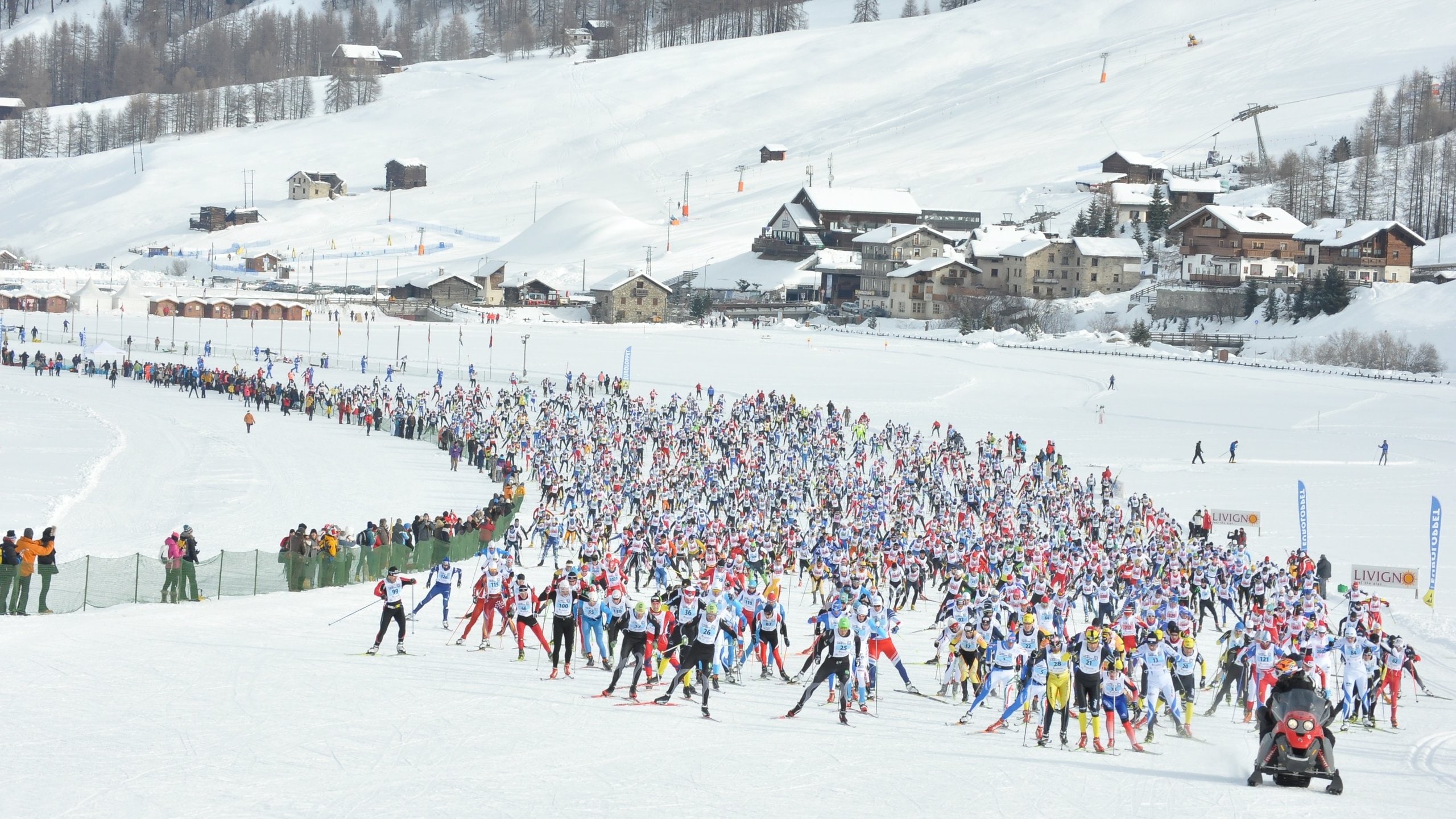 Livigno Ski Area showing snow skiing, snow and a sporting event