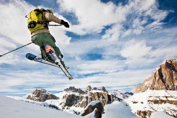 Station de ski de Cortina d\'Ampezzo montrant montagnes, ski et neige