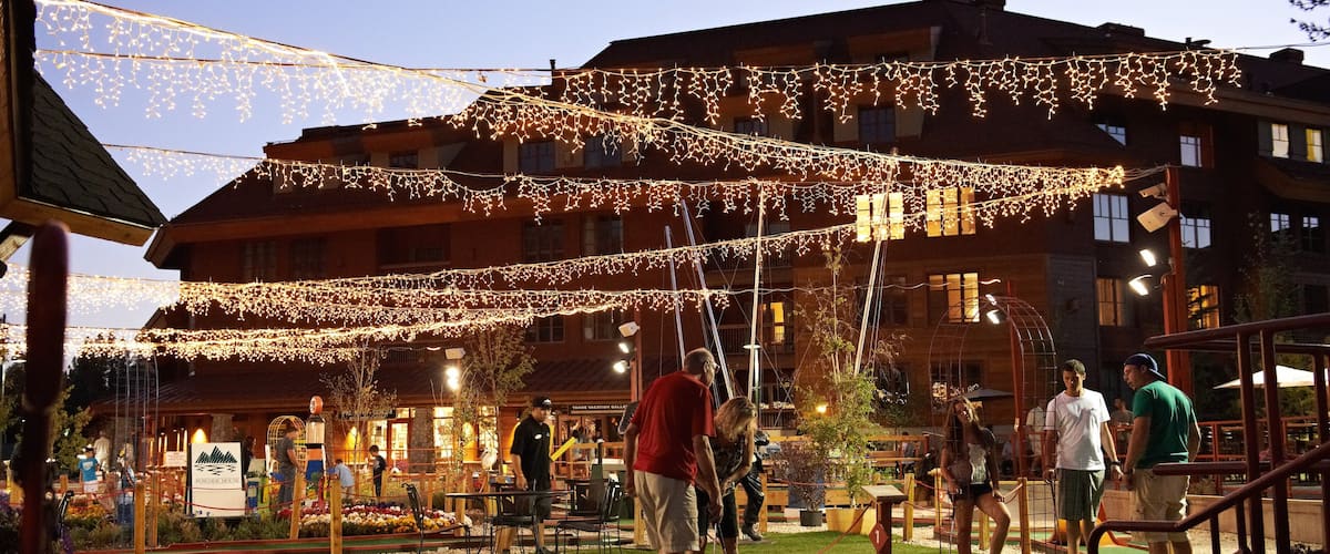 Heavenly Ski Resort que incluye vida nocturna, escenas nocturnas y un hotel o resort de lujo