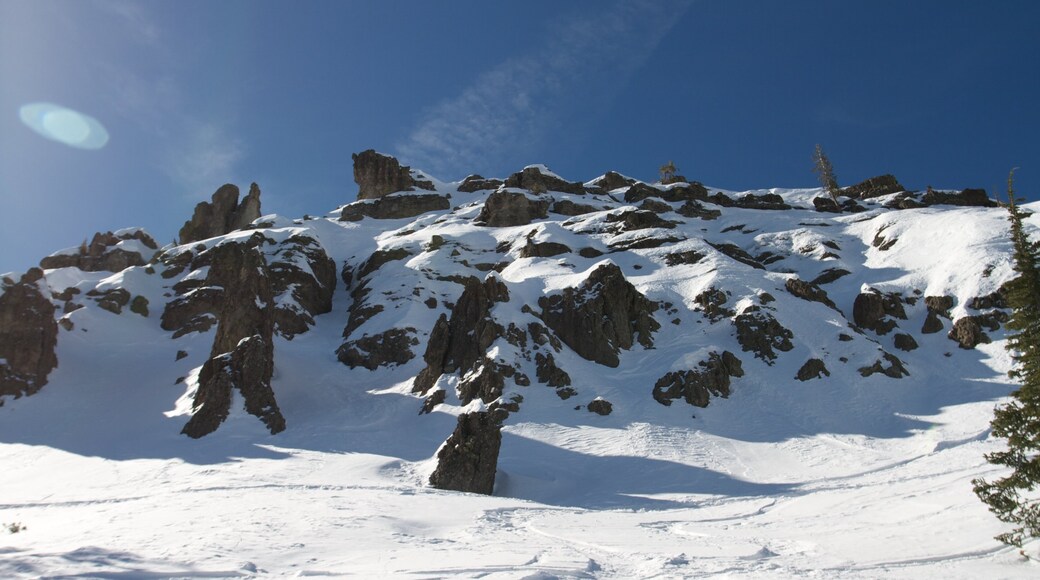 South Lake Tahoe mostrando montanhas, cenas tranquilas e neve