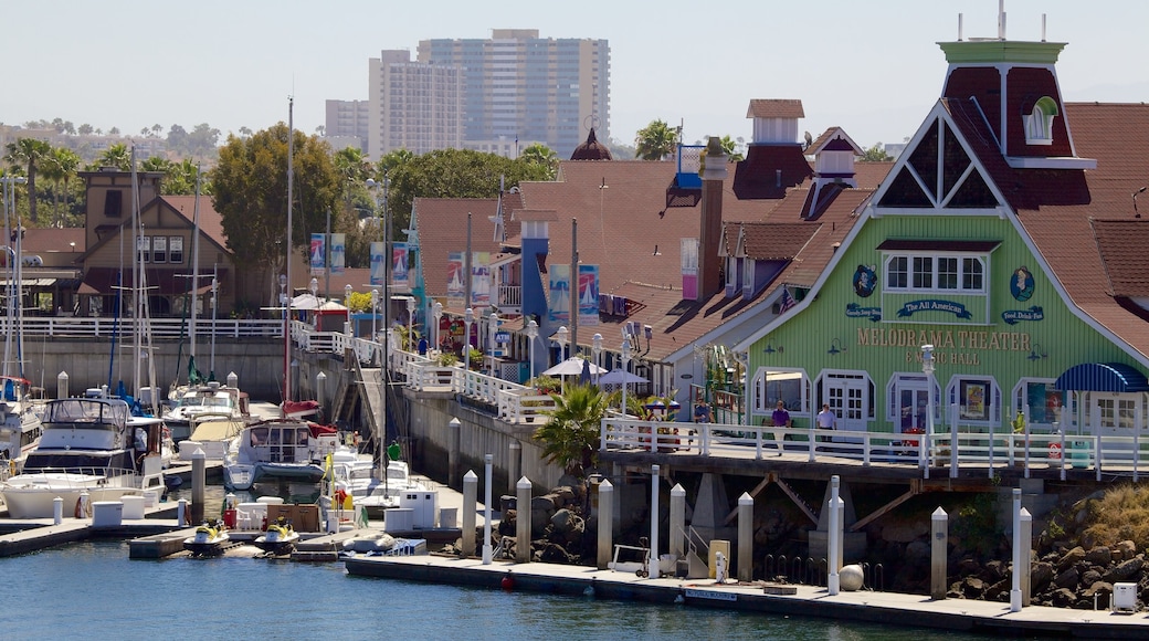 Long Beach mostrando una localidad costera, un puerto deportivo y una bahía o un puerto