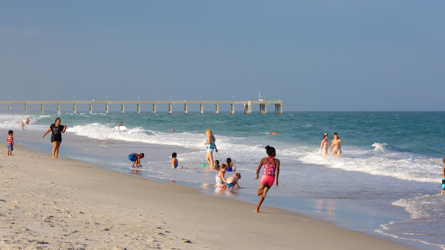 Wrightsville Beach som visar en strand såväl som en liten grupp av människor