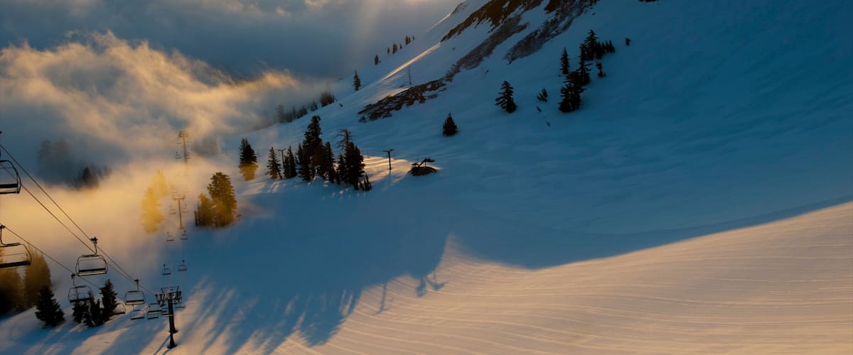 Squaw Valley Resort que incluye una góndola, una puesta de sol y montañas
