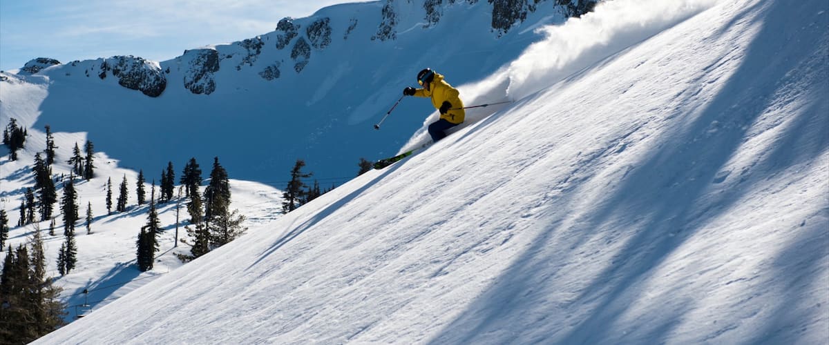 Squaw Valley Resort montrant montagnes, ski et neige