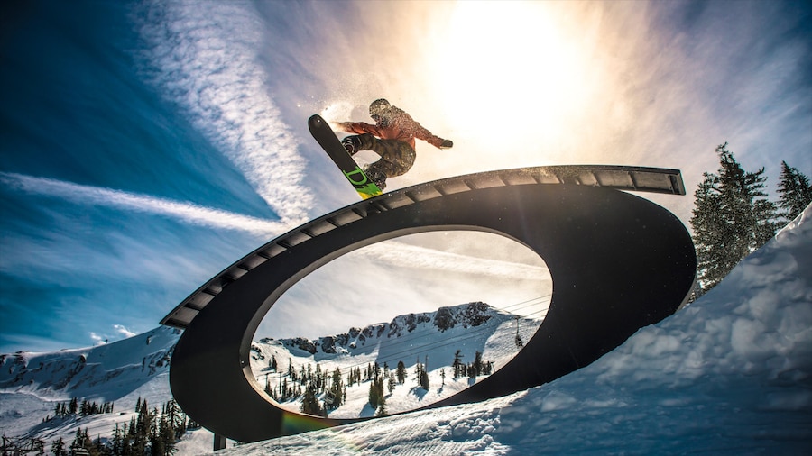 Squaw Valley Resort que incluye snowboard y nieve y también un hombre