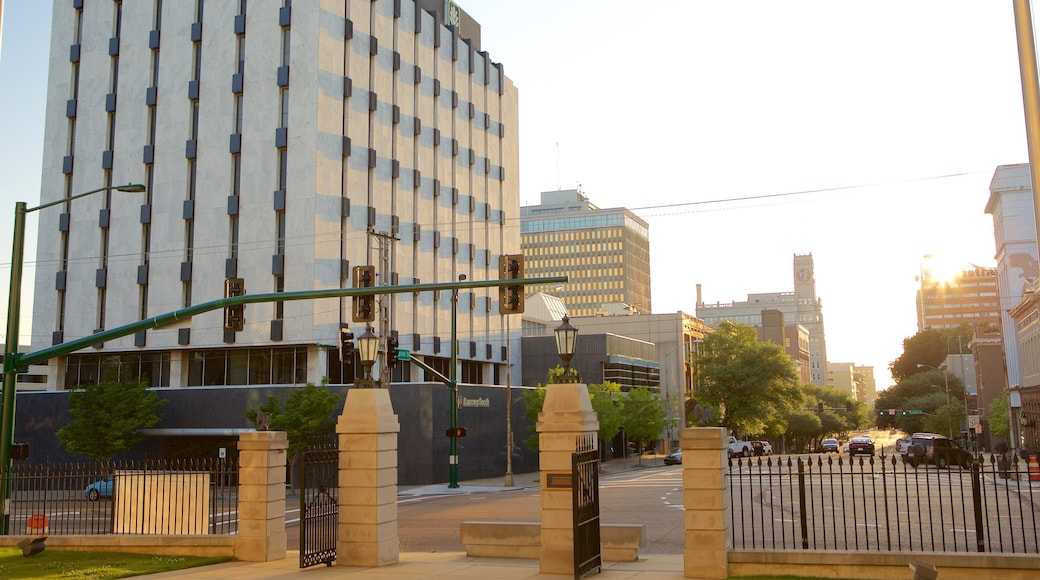 Mississippi State Capitol showing a city