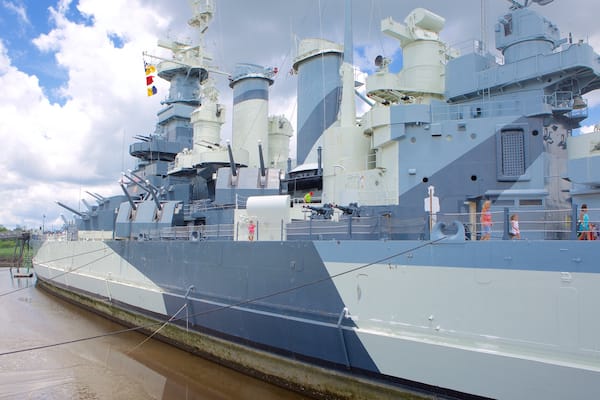 Battleship North Carolina mettant en vedette patrimoine historique aussi bien que petit groupe de personnes