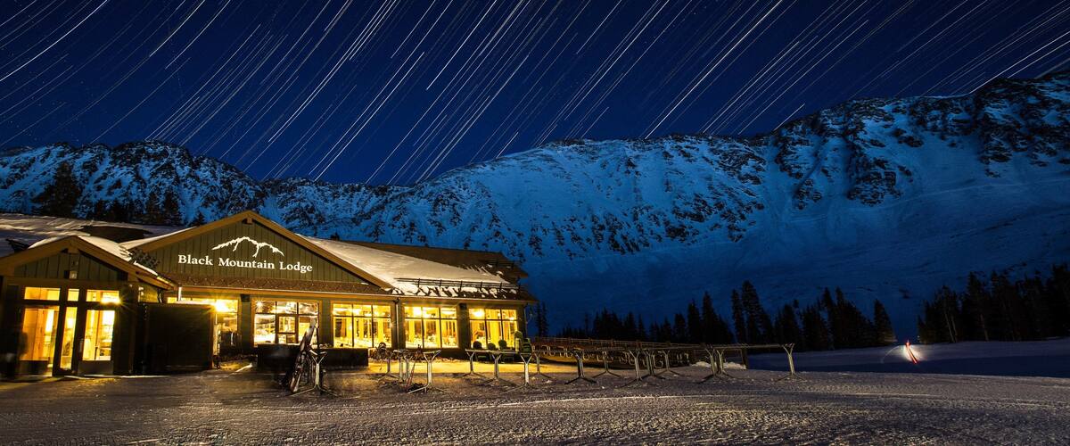 Arapahoe Basin -hiihtokeskus joka esittää luksushotelli tai lomakeskus, vuoret ja yökuvat