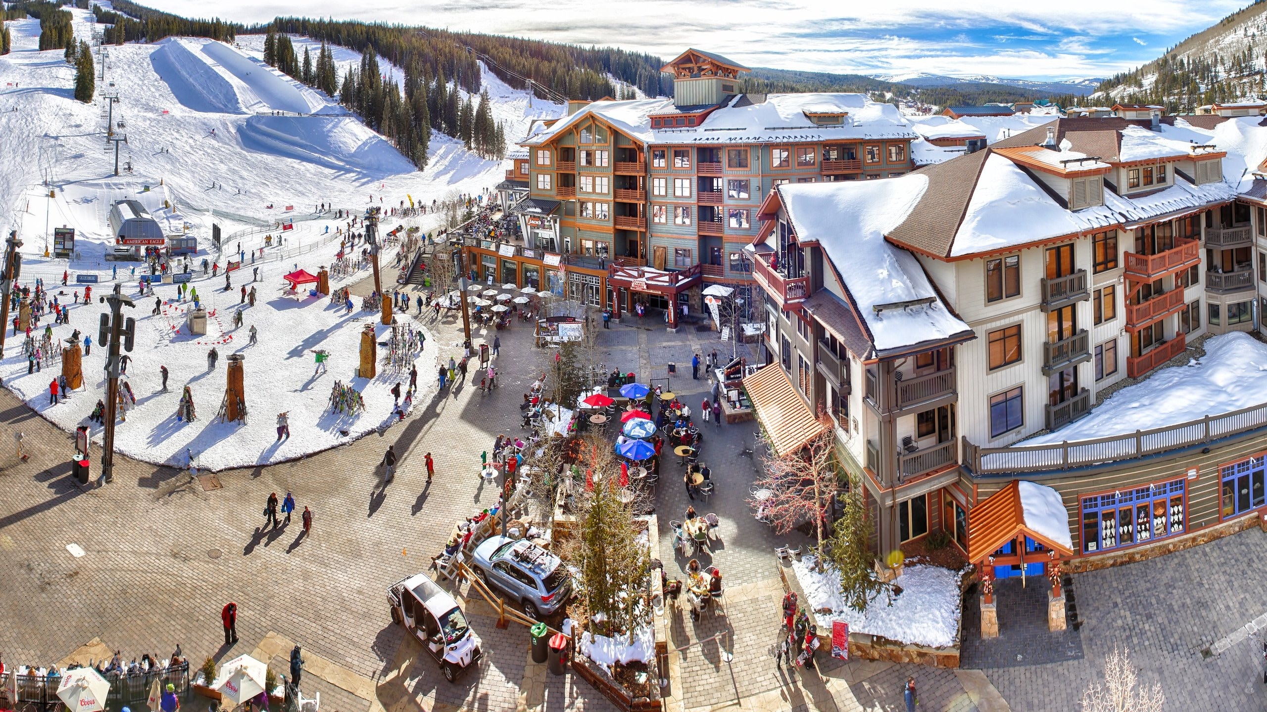 Estación de esquí Copper Mountain ofreciendo nieve y un hotel o complejo turístico de lujo y también un grupo grande de personas