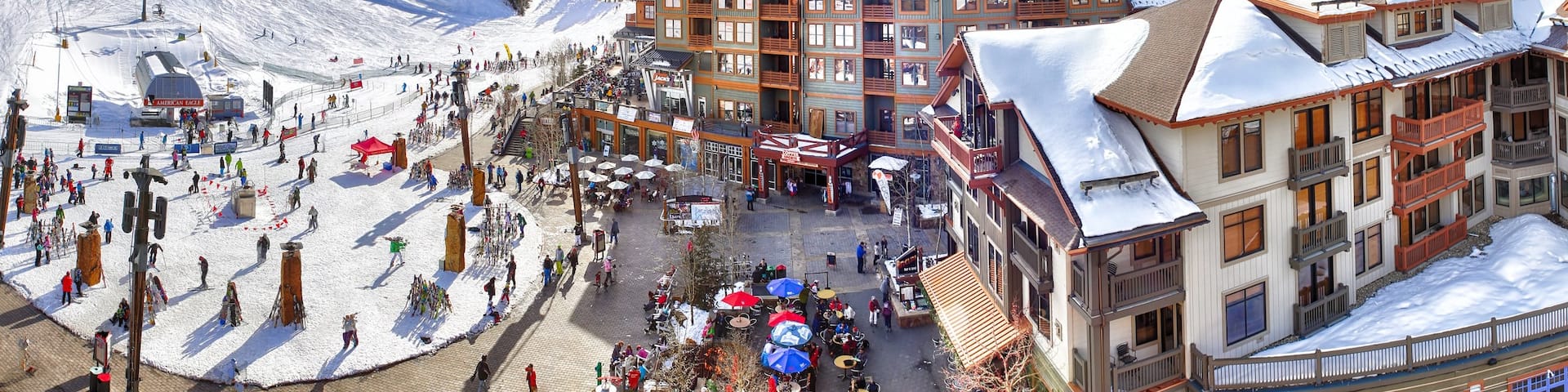 Copper Mountain Ski Resort das einen Luxushotel oder Resort und Schnee sowie große Menschengruppe