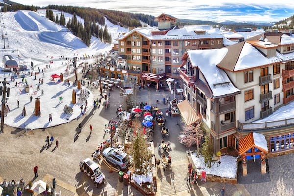 Domaine skiable de Copper Mountain montrant neige et hôtel ou complexe de luxe aussi bien que important groupe de personnes
