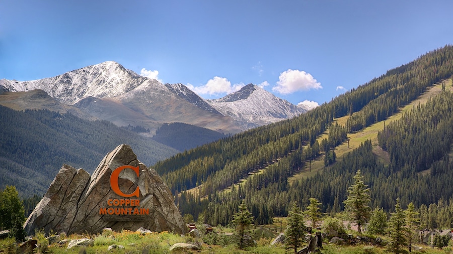 Estación de esquí Copper Mountain ofreciendo situaciones tranquilas, señalización y vistas panorámicas