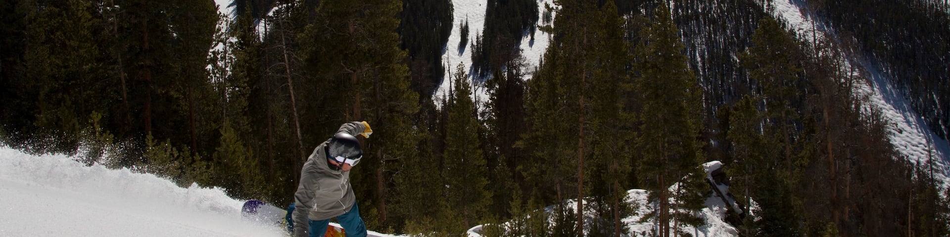Keystone Ski Resort que incluye snowboard, esquiar en la nieve y bosques