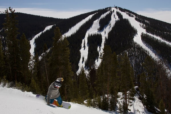 Domaine skiable de Keystone mettant en vedette snowboard, scènes tranquilles et scènes forestières