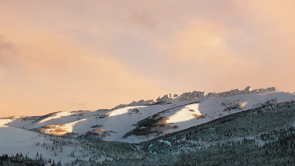 Vail Skisportssted som viser en solnedgang, sne og udsigt over landskaber