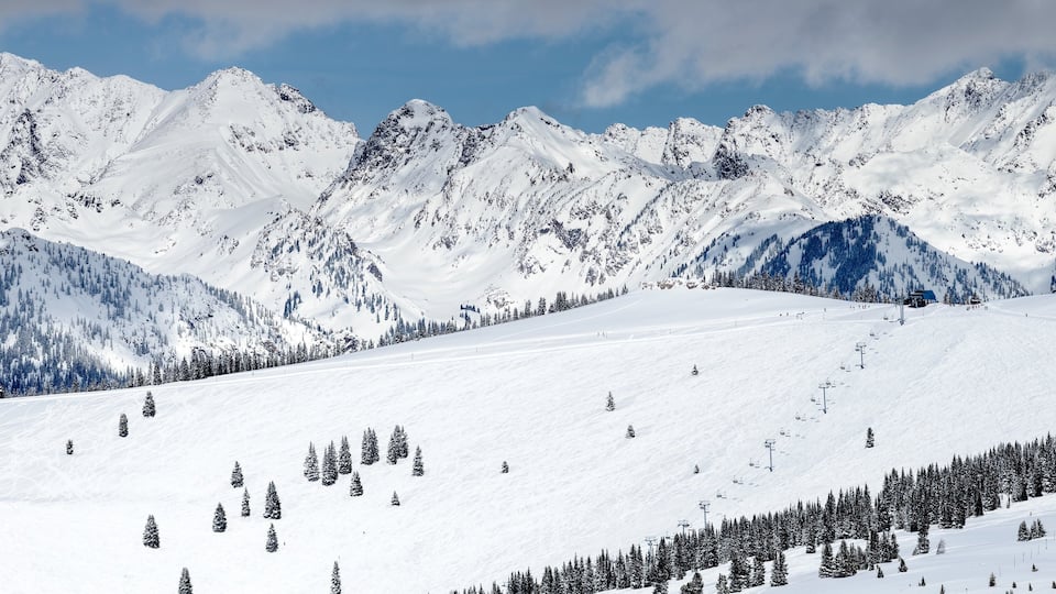 Vail Ski Resort which includes mountains, snow and landscape views