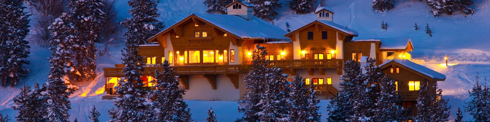 Skigebiet Vail mit einem Luxushotel oder Resort und bei Nacht