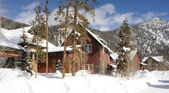 Keystone mostrando nieve y un hotel o complejo turístico de lujo