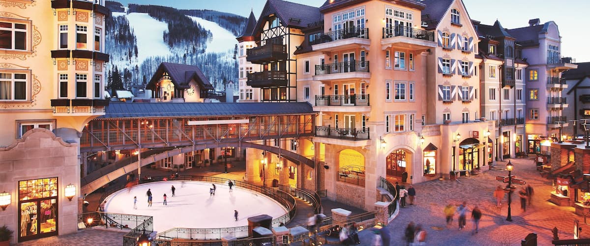 Vail ofreciendo una puesta de sol, un hotel o resort de lujo y nieve