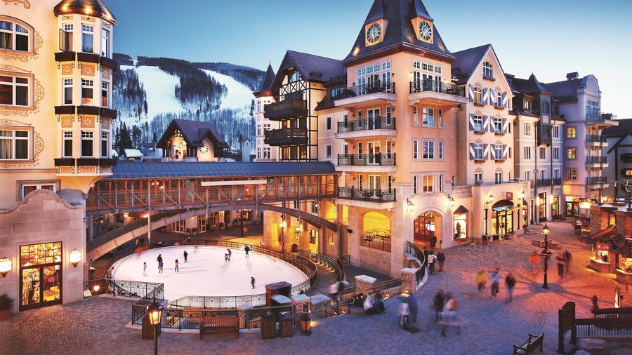 Vail ofreciendo una puesta de sol, un hotel o resort de lujo y nieve
