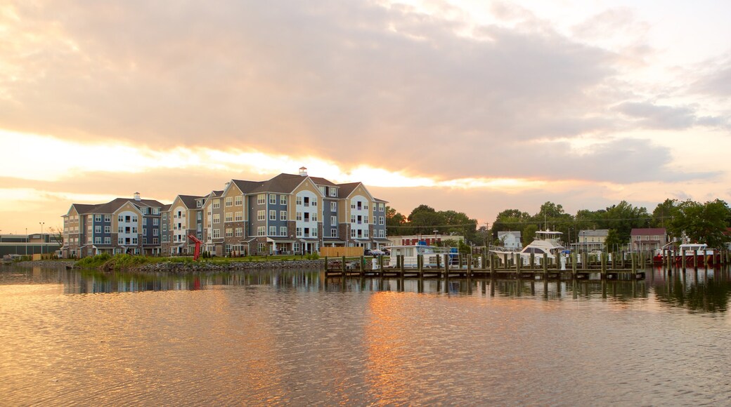 Salisbury mostrando una marina, una puesta de sol y un lago o abrevadero