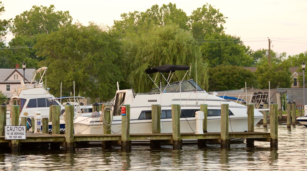 Salisbury montrant lac ou étang, baie ou port et marina