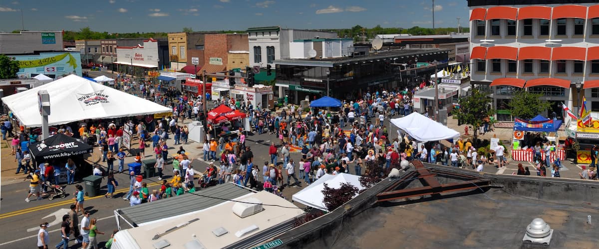 Conway que incluye un parque o plaza, hojas de otoño y mercados