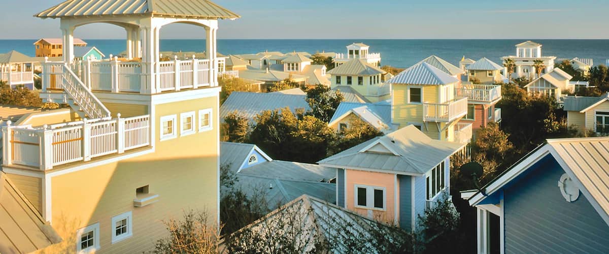 Seaside mettant en vedette vues littorales et ville cĂŽtiĂšre