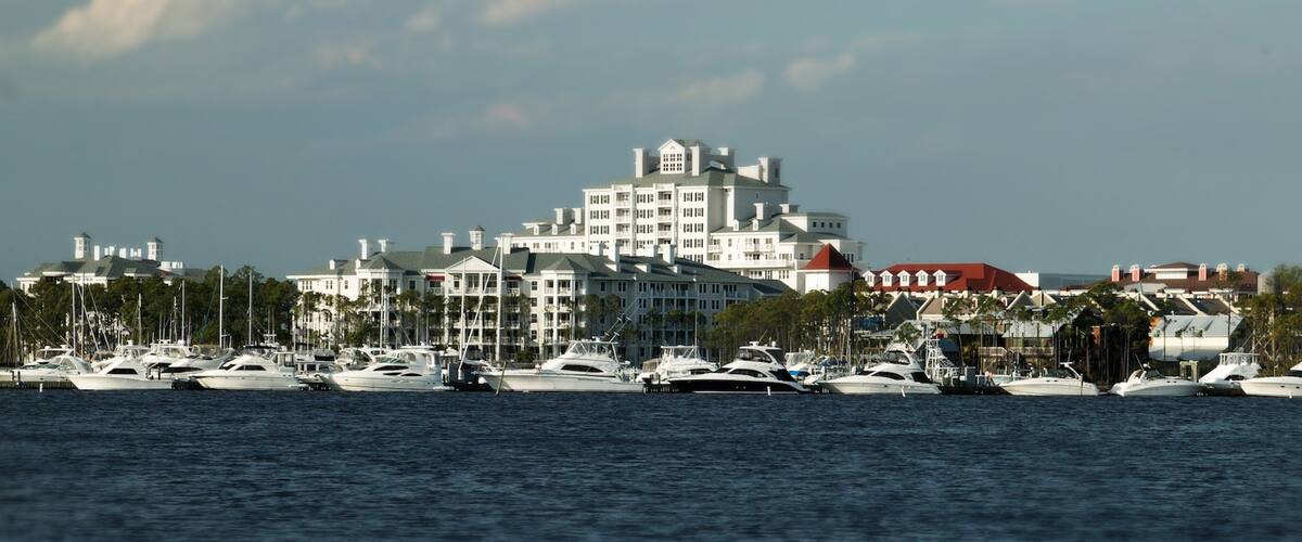 Sandestin joka esittää veneily, lahti tai satama ja venesatama