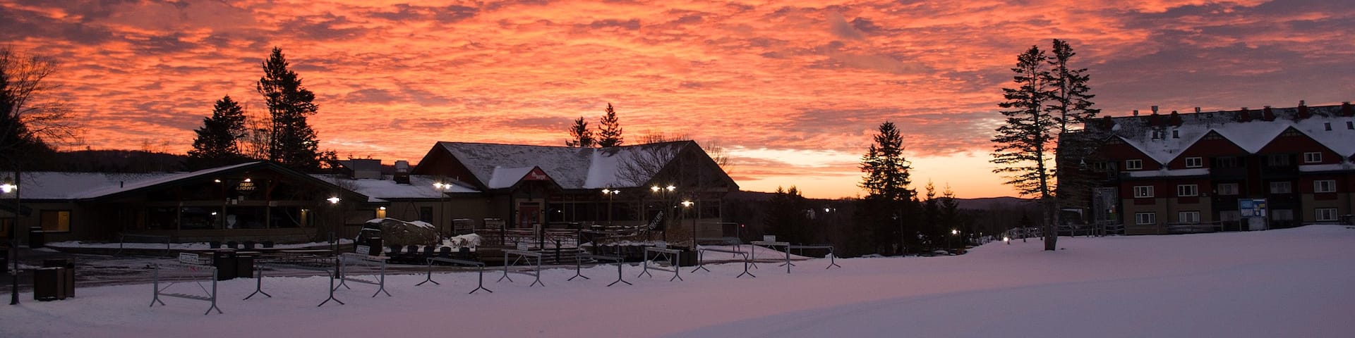 Mount Snow que incluye una puesta de sol y nieve