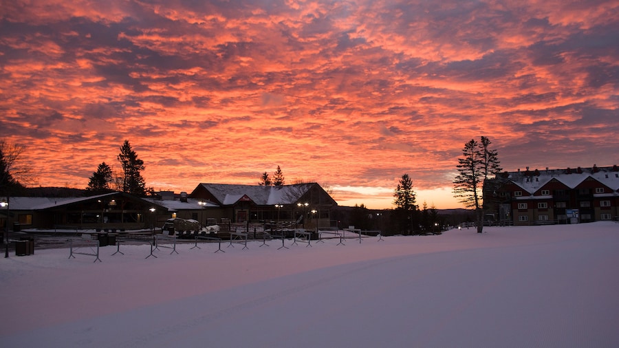 Mount Snow que incluye una puesta de sol y nieve