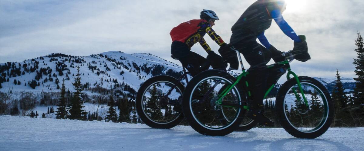 Complejo vacacional Grand Targhee que incluye ciclismo de montaña y nieve y también una pareja