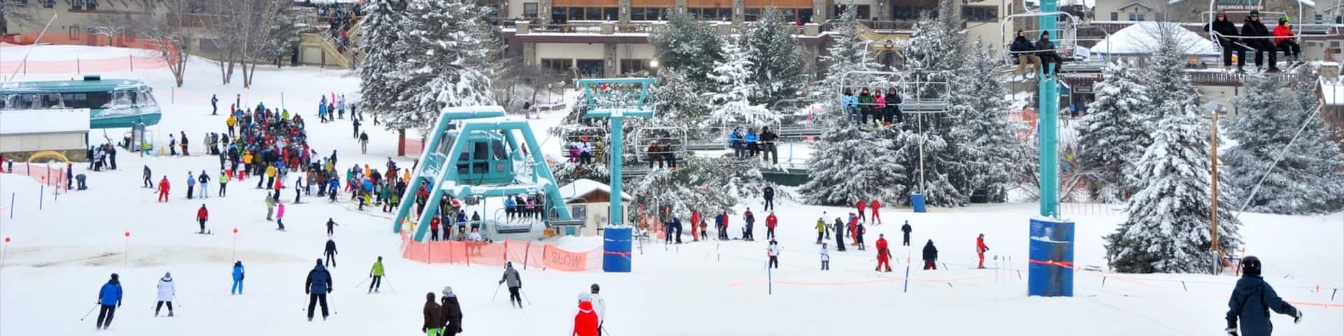 Estación de esquí Holiday Valley mostrando un hotel o resort de lujo, una góndola y esquiar en la nieve