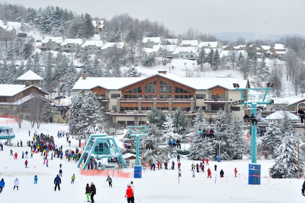 Holiday Valley Ski Area montrant gondole, neige et hôtel ou complexe de luxe