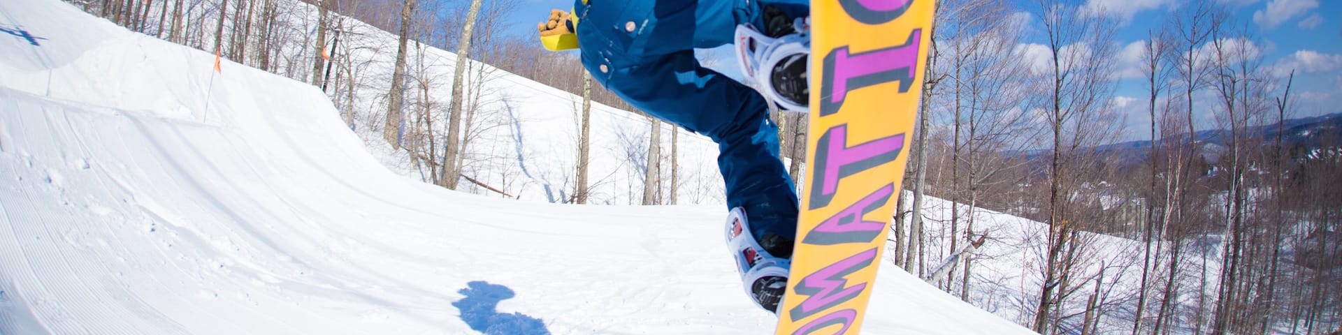 Club de golf Okemo Valley que incluye nieve y snowboard y también un hombre