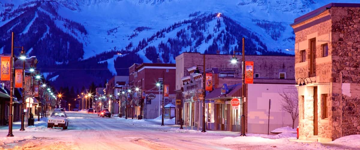 Fernie Alpine Resort mostrando cenas noturnas, neve e montanhas