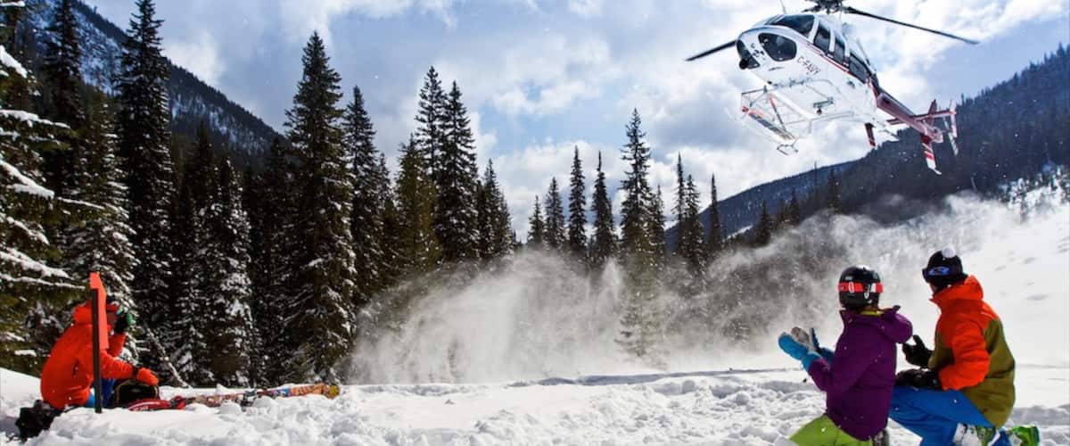 Silver Star Mountain Resort welches beinhaltet Flugzeug und Schnee sowie kleine Menschengruppe