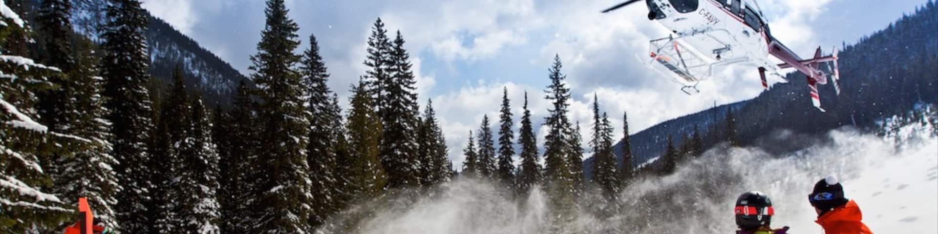 Station de ski de Silver Star qui includes avion et neige aussi bien que petit groupe de personnes