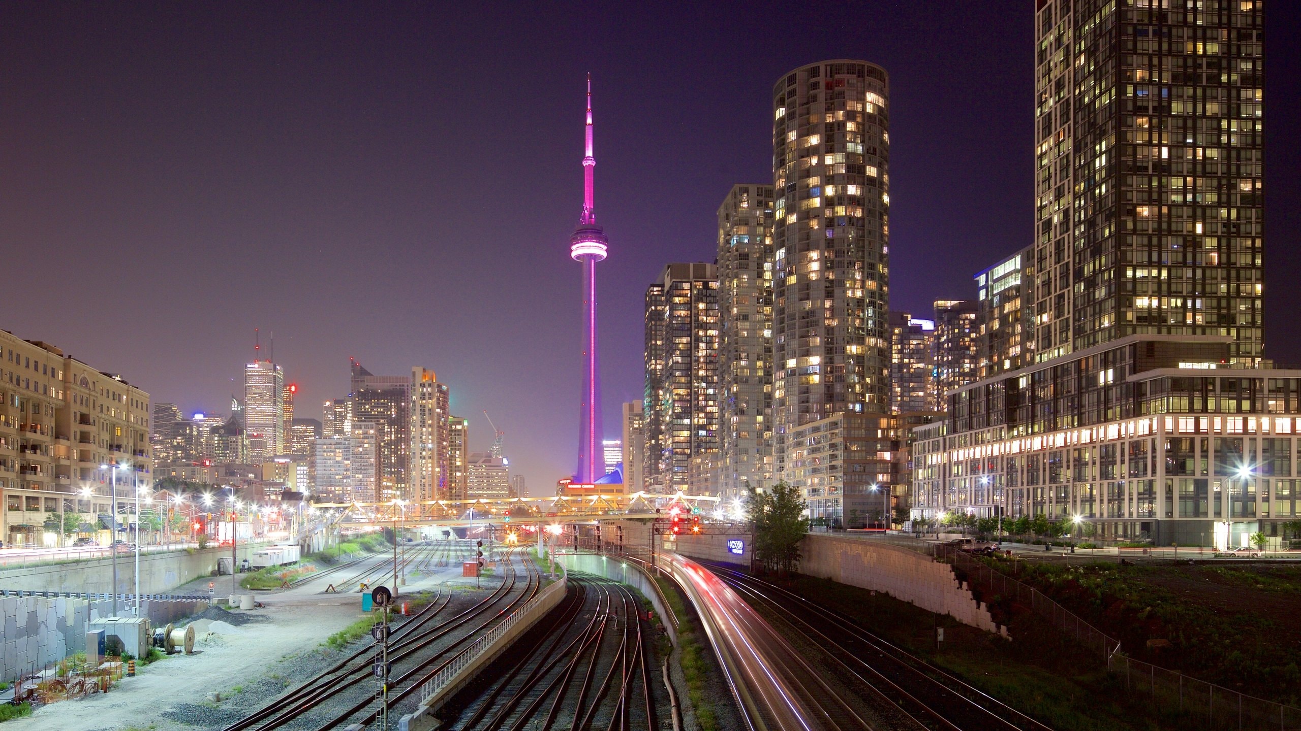 Toronto ofreciendo escenas nocturnas, una ciudad y artículos de ferrocarril